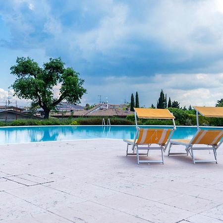 Oleandro Apartment - Featuring A Private Garden And Access To 5 Pools Desenzano del Garda Eksteriør bilde