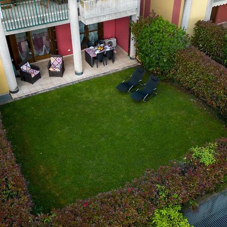 Oleandro Apartment - Featuring A Private Garden And Access To 5 Pools Desenzano del Garda Eksteriør bilde