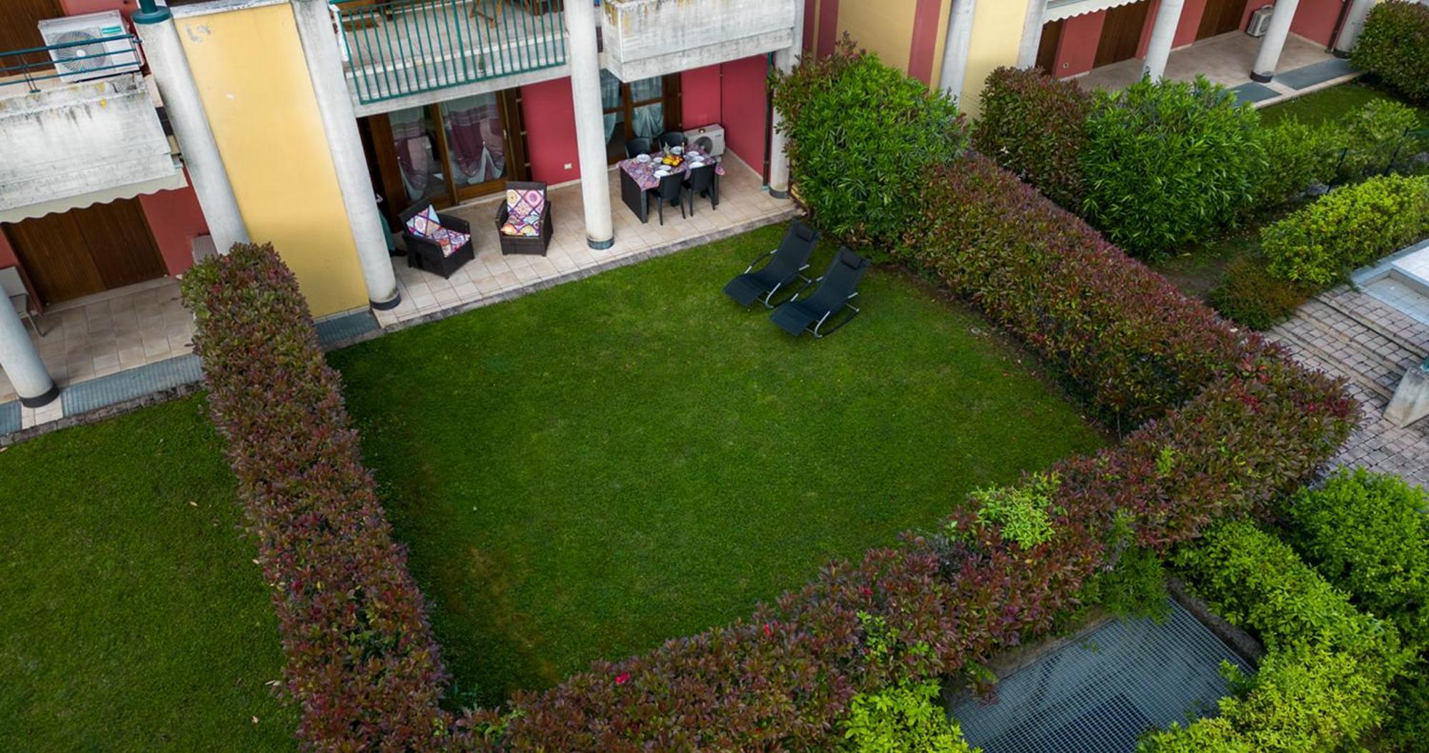 Oleandro Apartment - Featuring A Private Garden And Access To 5 Pools Desenzano del Garda Eksteriør bilde
