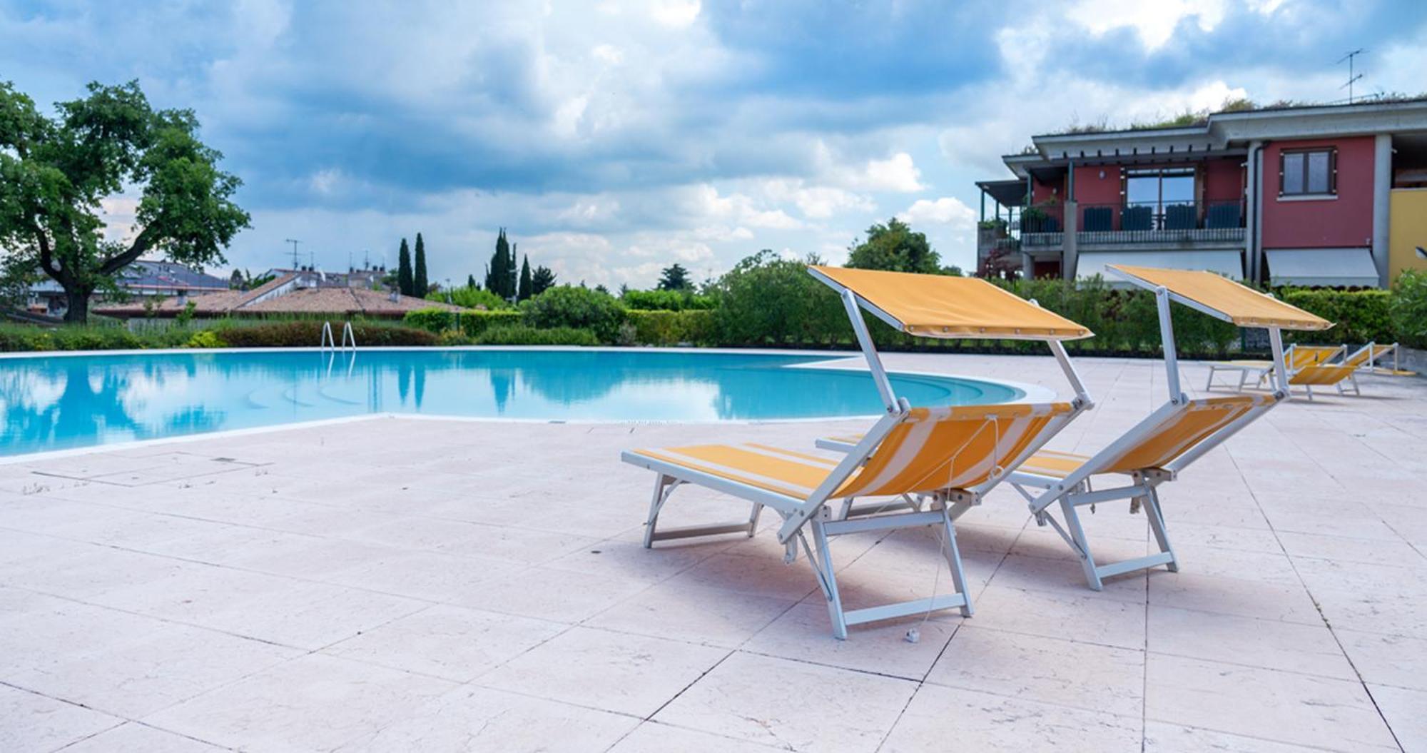 Oleandro Apartment - Featuring A Private Garden And Access To 5 Pools Desenzano del Garda Eksteriør bilde