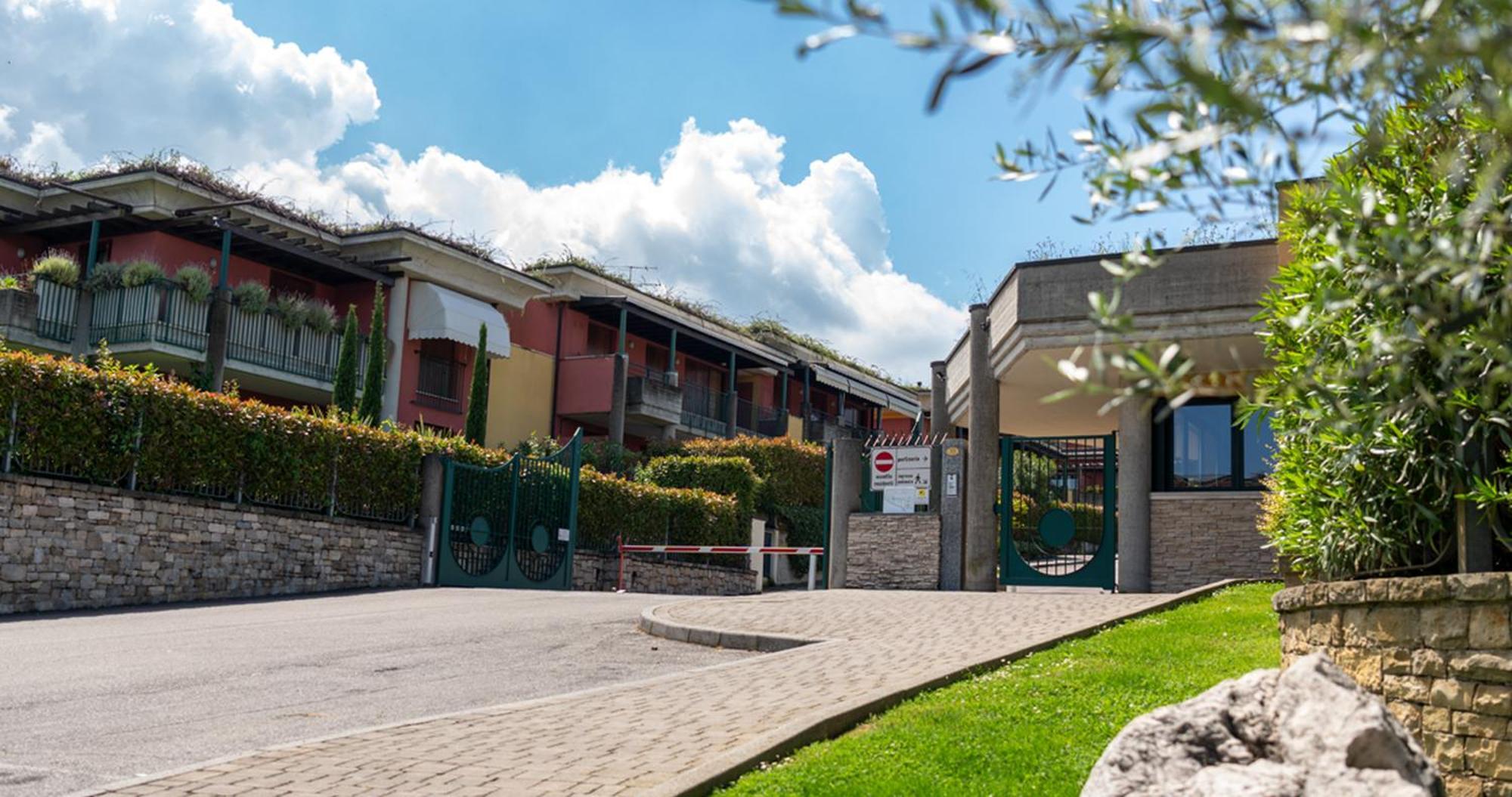 Oleandro Apartment - Featuring A Private Garden And Access To 5 Pools Desenzano del Garda Eksteriør bilde
