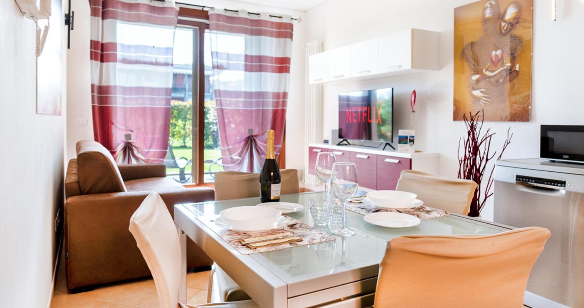 Oleandro Apartment - Featuring A Private Garden And Access To 5 Pools Desenzano del Garda Eksteriør bilde