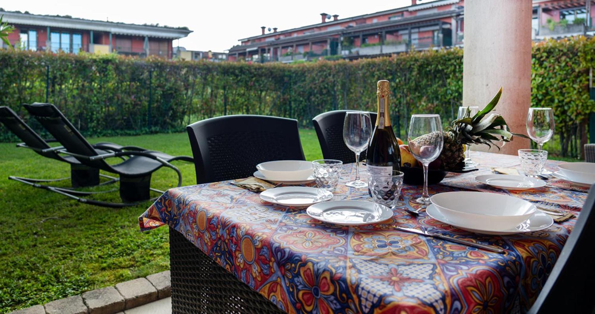 Oleandro Apartment - Featuring A Private Garden And Access To 5 Pools Desenzano del Garda Eksteriør bilde