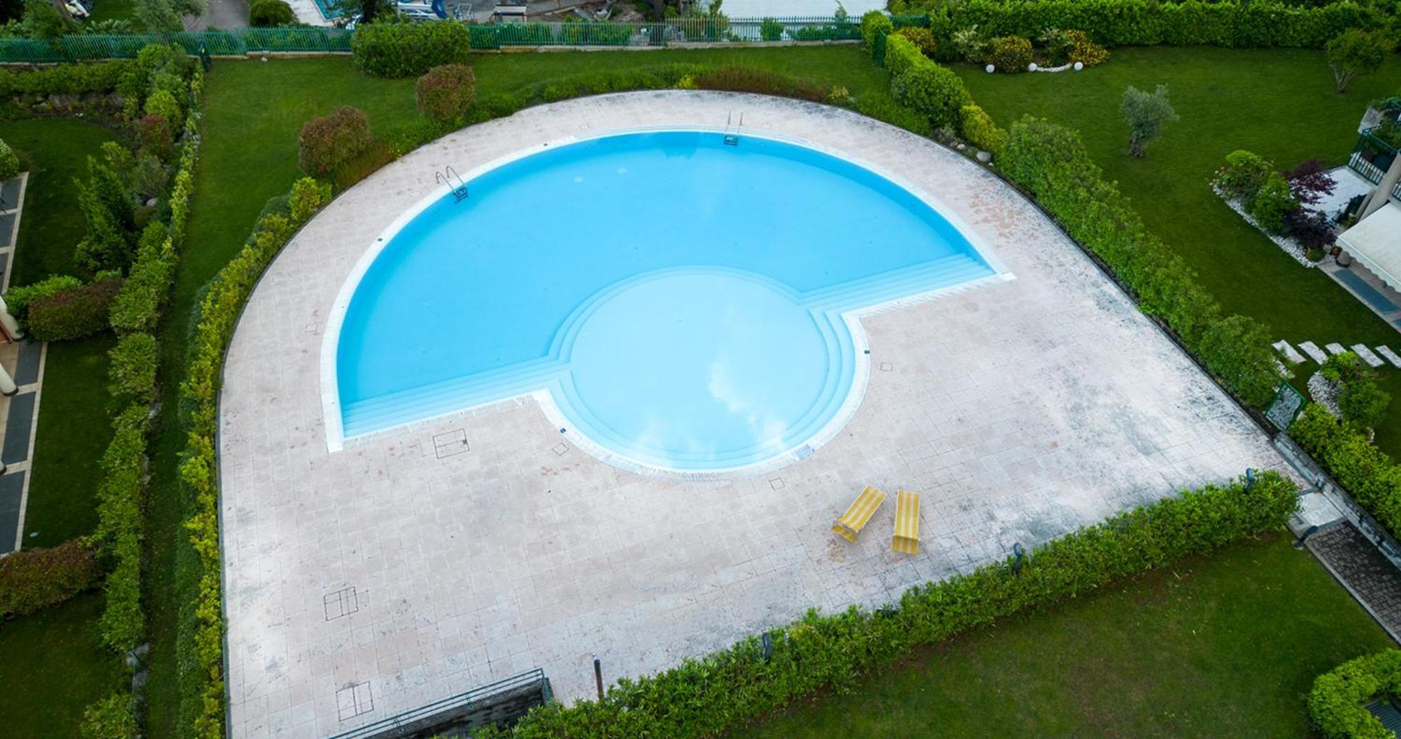 Oleandro Apartment - Featuring A Private Garden And Access To 5 Pools Desenzano del Garda Eksteriør bilde