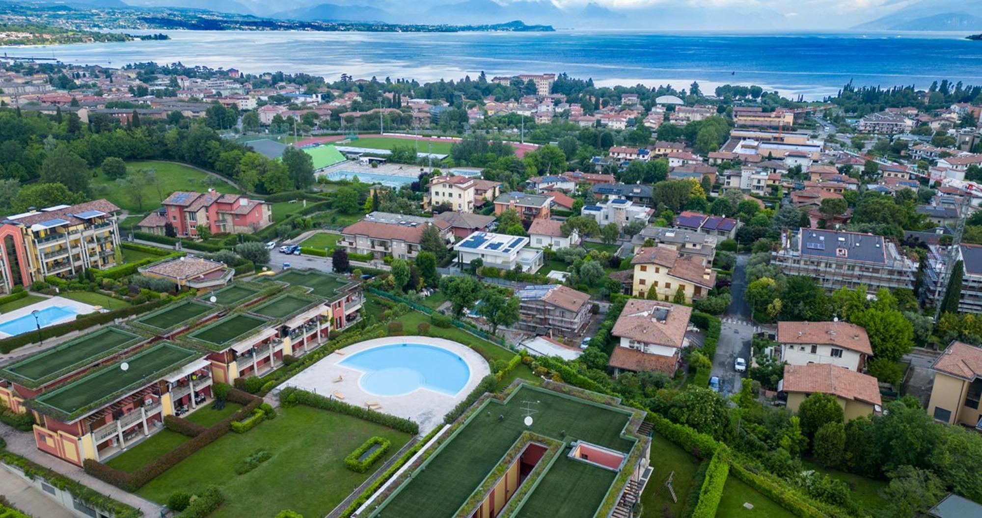 Oleandro Apartment - Featuring A Private Garden And Access To 5 Pools Desenzano del Garda Eksteriør bilde