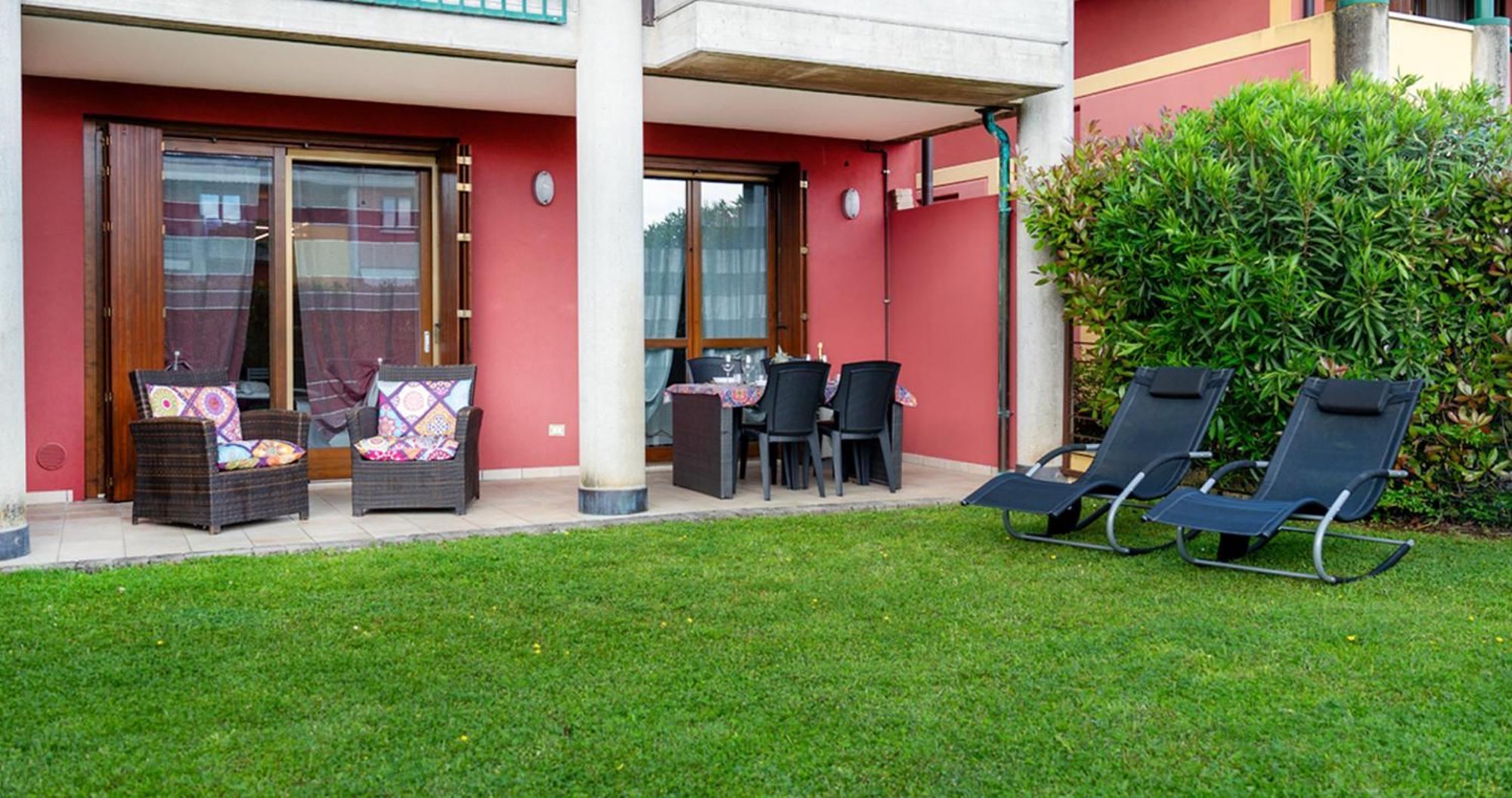 Oleandro Apartment - Featuring A Private Garden And Access To 5 Pools Desenzano del Garda Eksteriør bilde